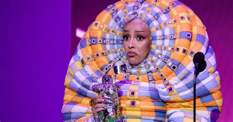 MTV VMAs 2021: Host Doja Cat Wears Chair Hat,。